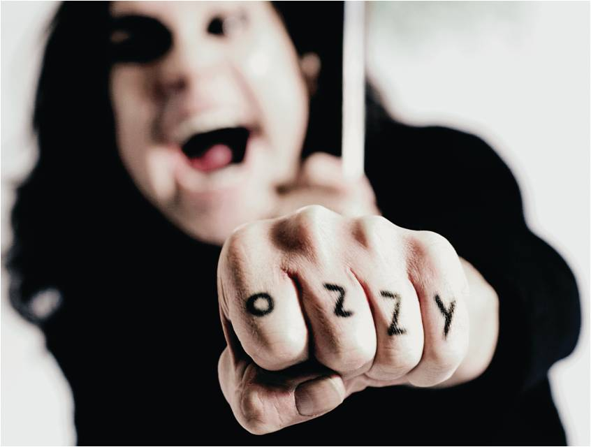 Ozzy en los nudillos