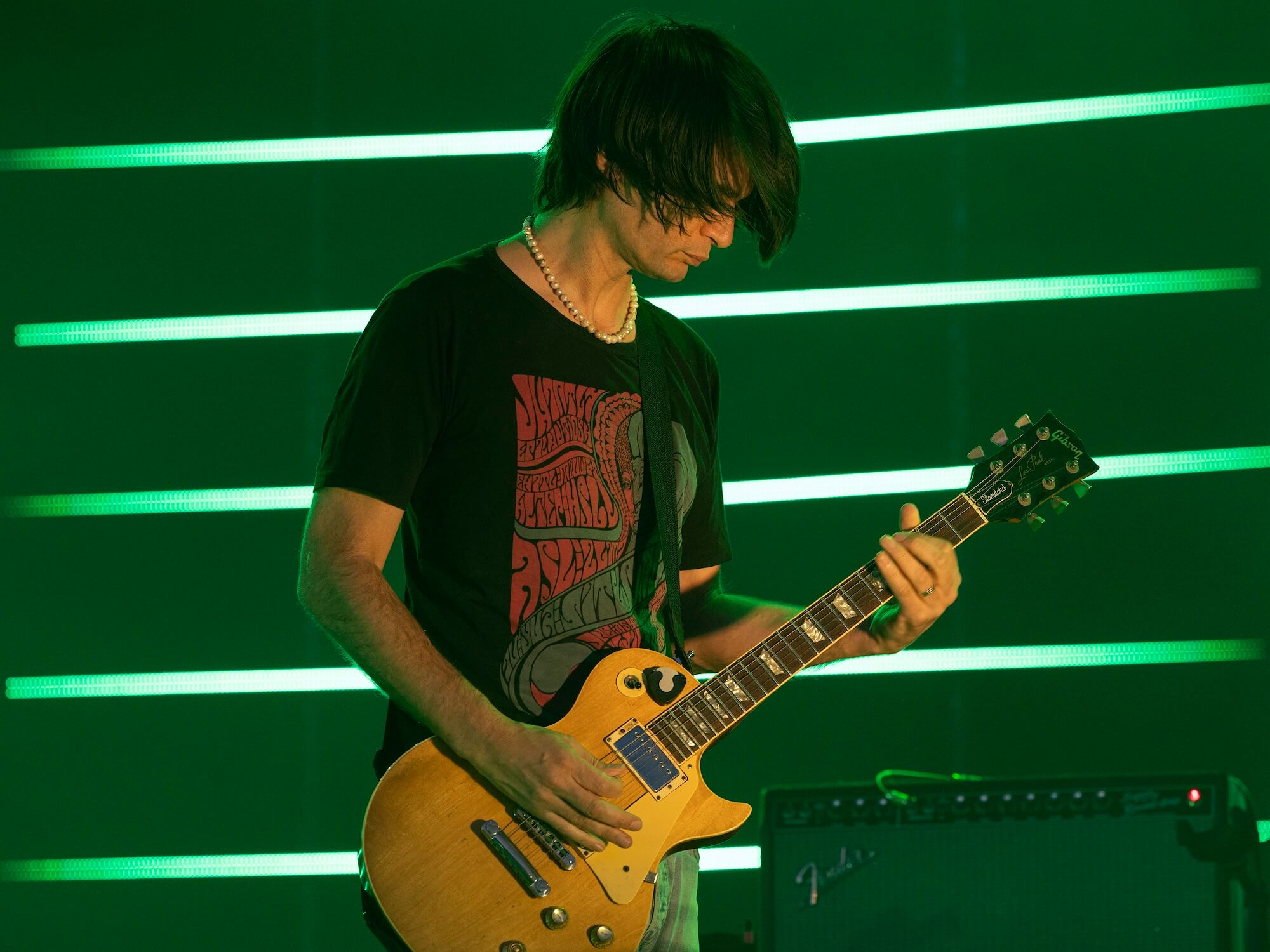 "Jonny Greenwood tocando con Radiohead en vivo".