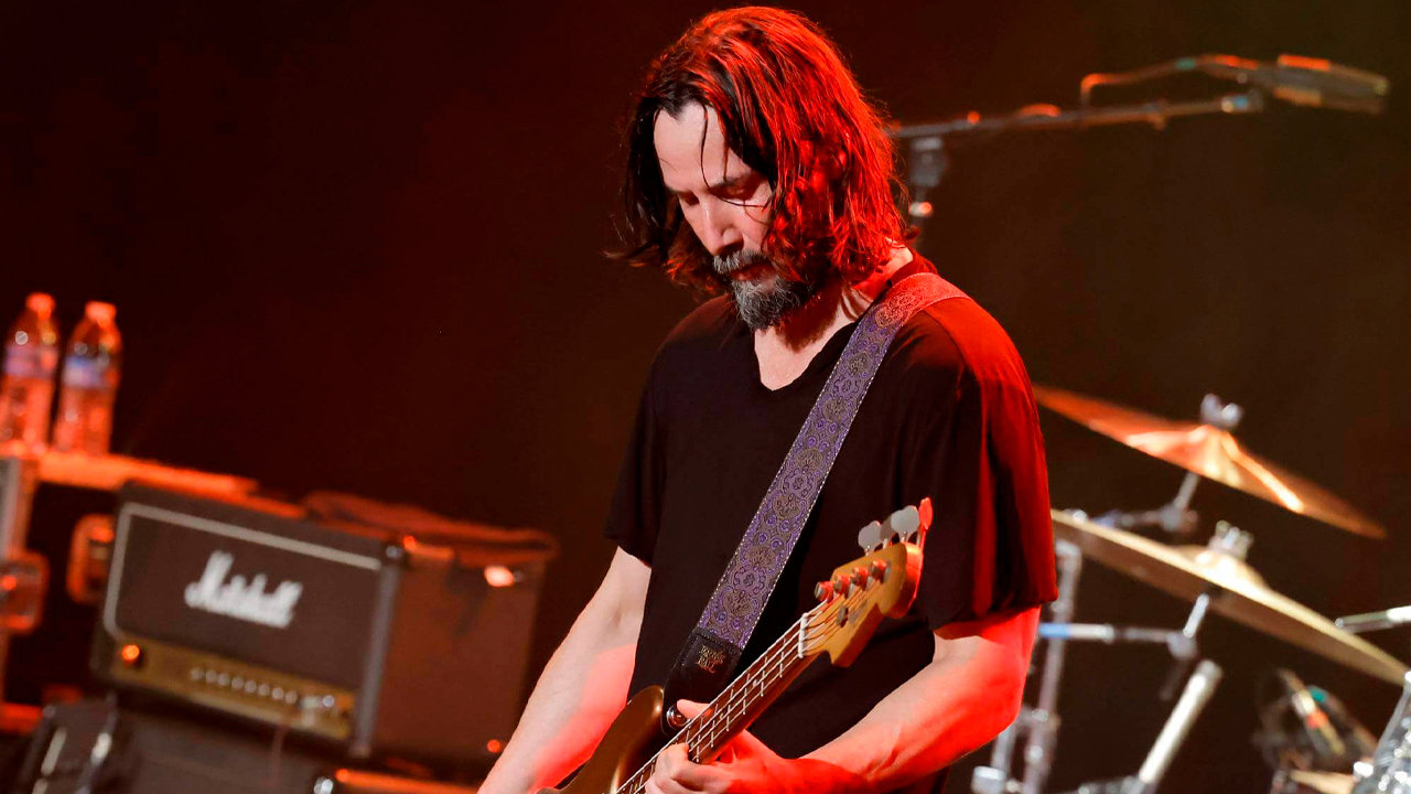 "Keanu Reeves tocando el bajo con su banda Dogstar en vivo 2026"