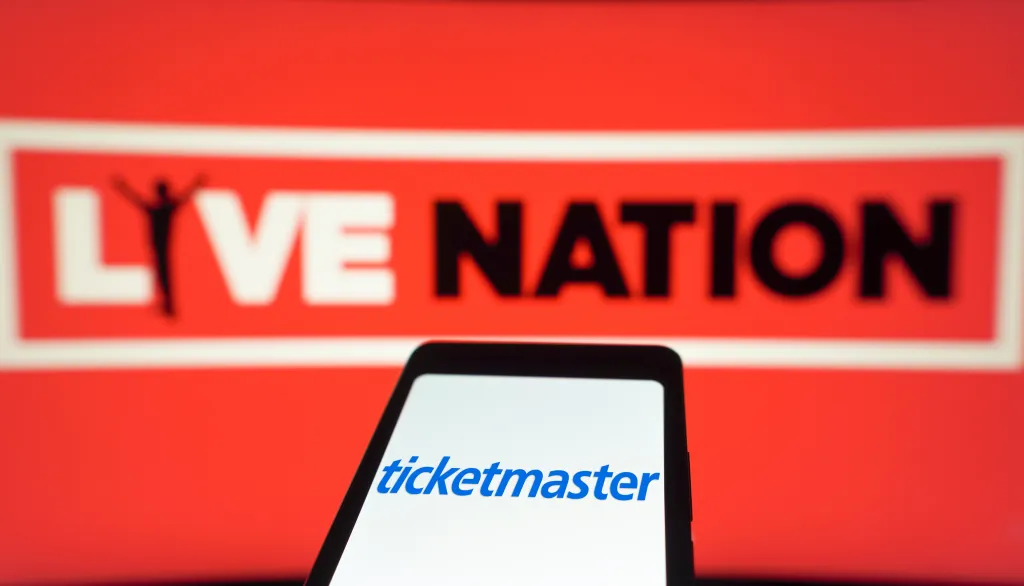 "Logotipo de Live Nation y Ticketmaster en una corte judicial".
