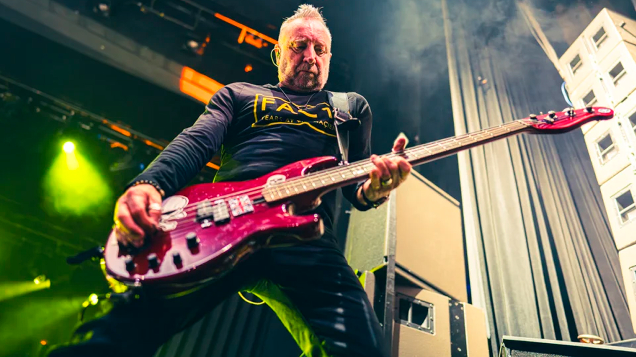"Peter Hook bajista de Joy Division y New Order en vivo".