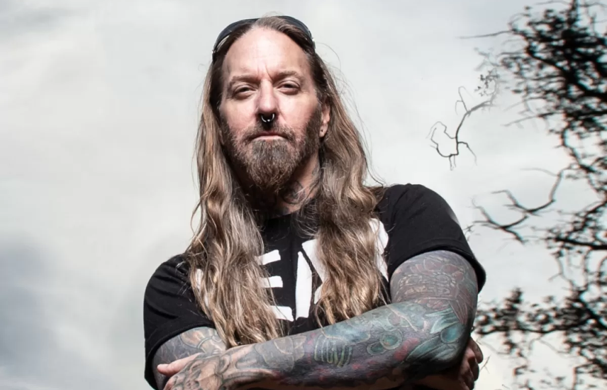 Duro momento para el metal: Dez Fafara padece un tumor cerebral y explica por quรฉ aรบn no pueden operarlo 2 "Dez Fafara vocalista de DevilDriver en concierto".