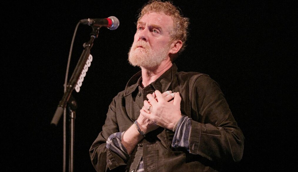 Glen Hansard cantando con su guitarra en su última actuación en Dublín