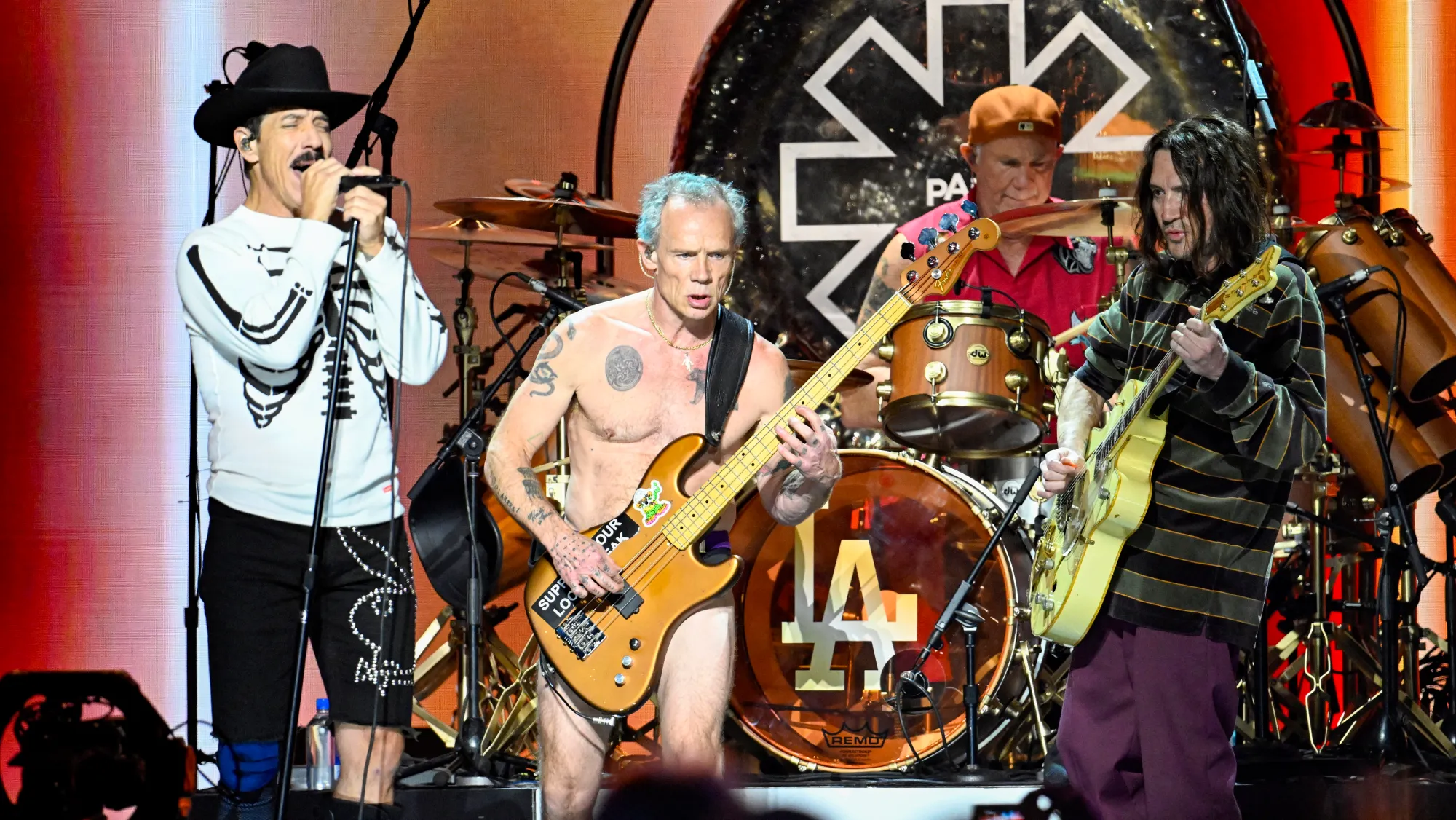 "Red Hot Chili Peppers en vivo con su alineación clásica".