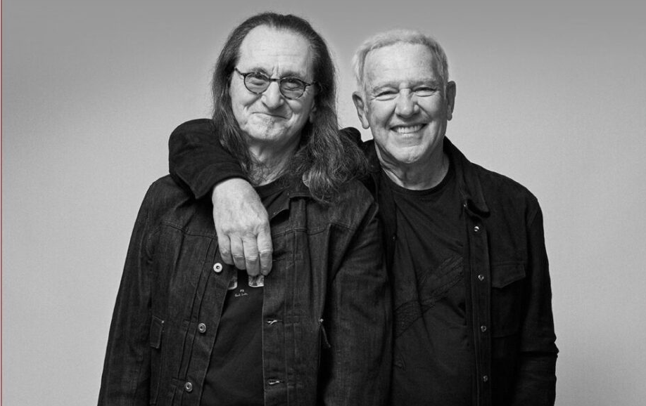 "Geddy Lee y Alex Lifeson de Rush actuando en vivo en concierto".
