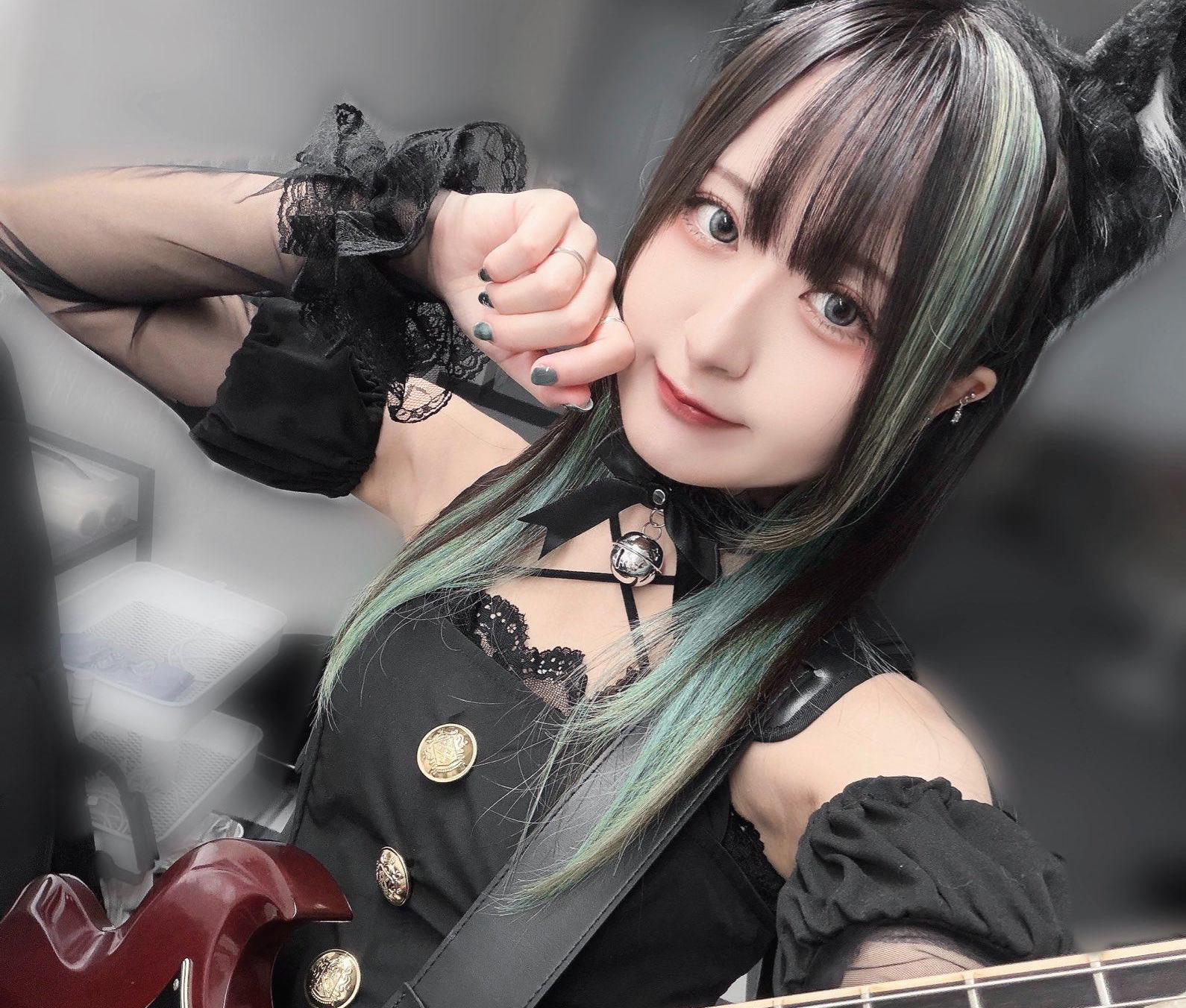 "Mei Nekozuki guitarrista de la banda de rock japonesa Shūmatsu no Diamond".