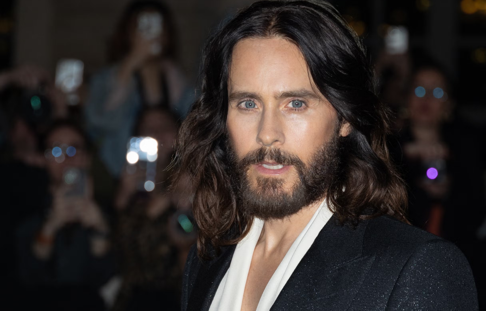 Graves acusaciones contra Jared Leto: Documental de la BBC revela testimonios de agresiรณn sexual a menores y el actor responde 1 "Jared Leto en evento pรบblico respondiendo a acusaciones".