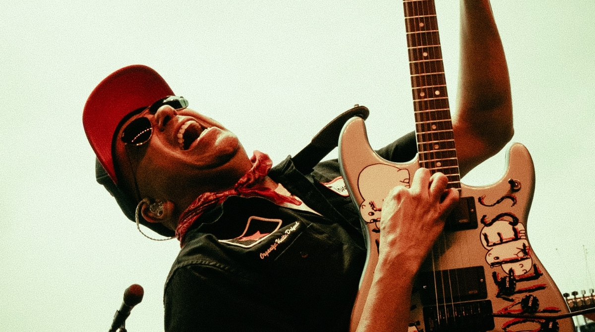 "Tom Morello tocando la guitarra en vivo para el anuncio de su nuevo álbum".