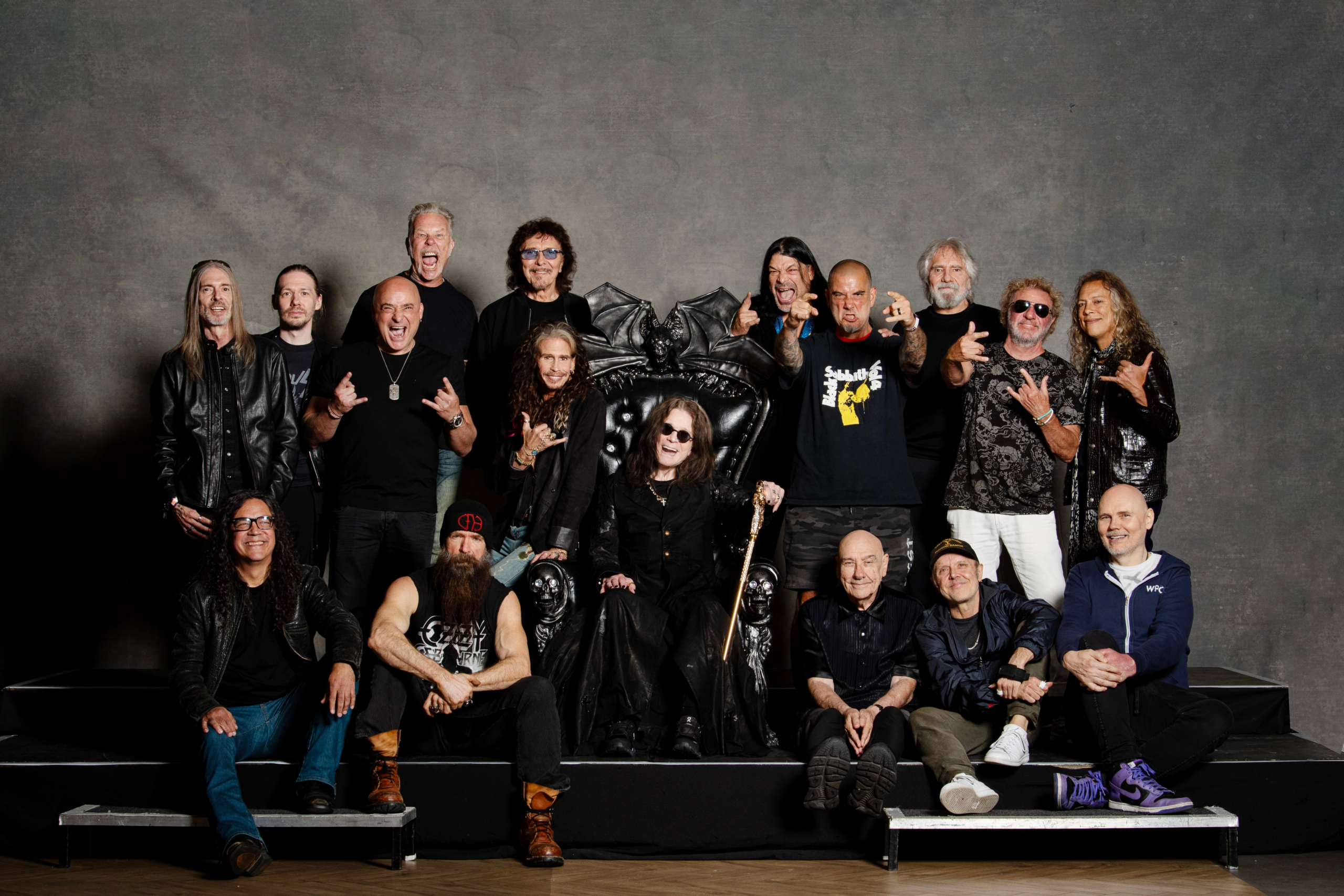 ¡El legado del Madman! Sharon Osbourne confirma la película de 'Back To The Beginning' para 2026, Ozzfest 2027 y novedades de la biopic de Ozzy 13 Sharon Osbourne y cartel promocional de Ozzfest 2027 en Villa Park