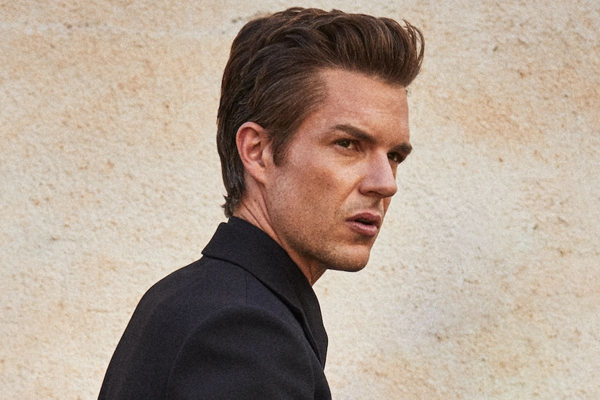 ¿El fin de una era? Brandon Flowers confiesa que evalúa dejar la música tras años de agotamiento extremo 13 Brandon Flowers vocalista de The Killers durante un concierto en vivo