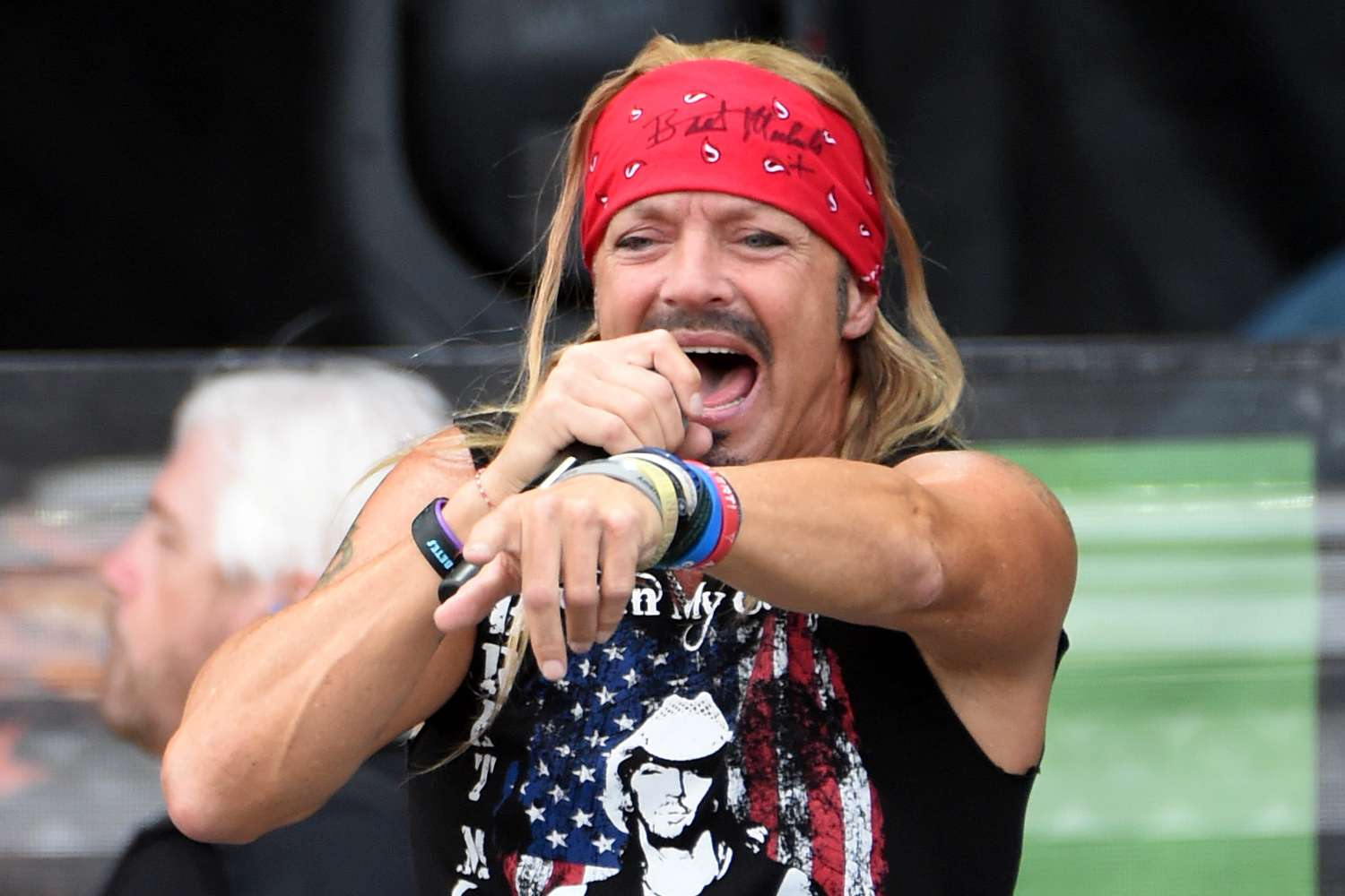 Bret Michaels frena sus giras por complicaciones de salud: Se tomará unos meses para recuperarse tras recientes cirugías 1 Bret Michaels cantando en vivo antes de sus complicaciones de salud