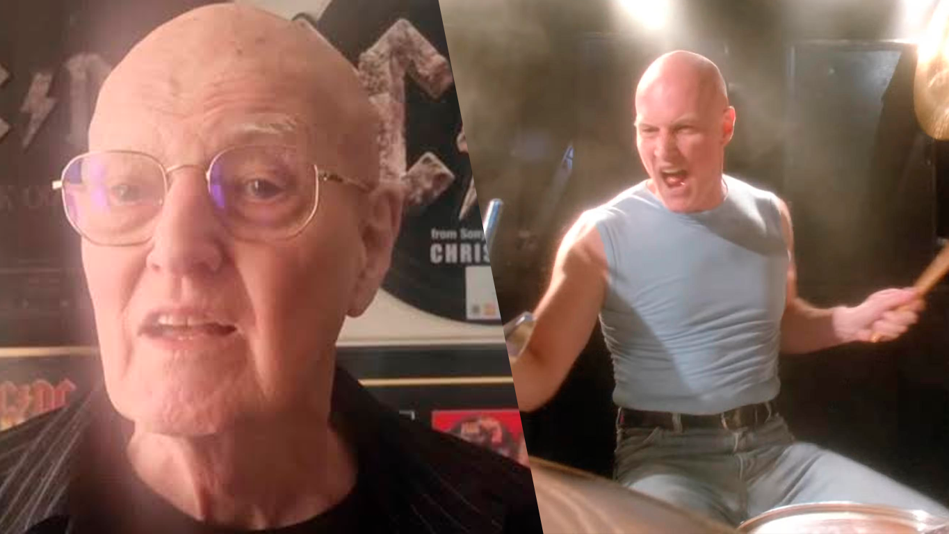 Triste adiós a los escenarios: Chris Slade, exbaterista de AC/DC, anuncia su retiro definitivo a los 79 años 2 Chris Slade tocando la batería con AC/DC en vivo