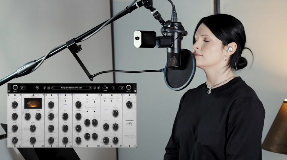 Courtney LaPlante vocalista de Spiritbox usando su plugin de voz MixWave