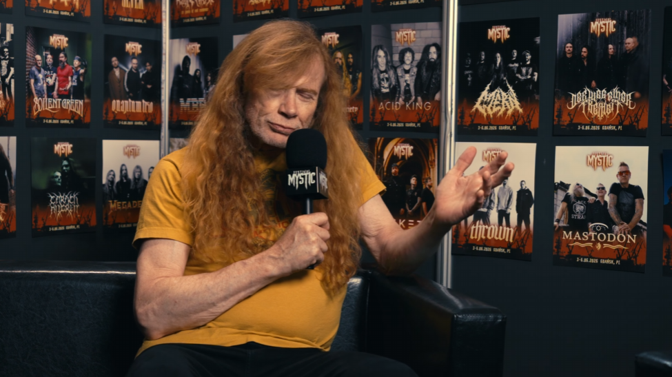 Dave Mustaine tocando la guitarra en vivo con Megadeth en concierto