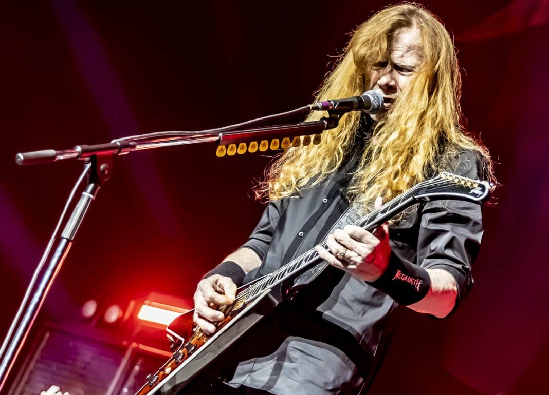 Dave Mustaine cantando y tocando la guitarra en vivo con Megadeth
