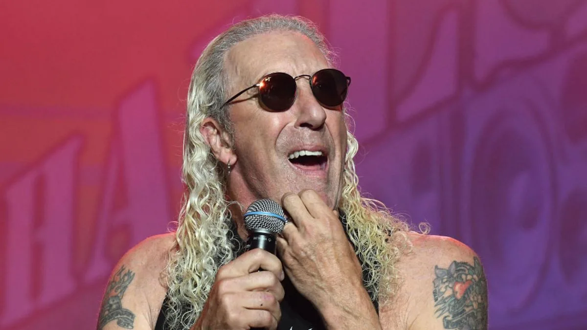 Dee Snider vocalista de Twisted Sister en un video hablando sobre su fractura de hombro