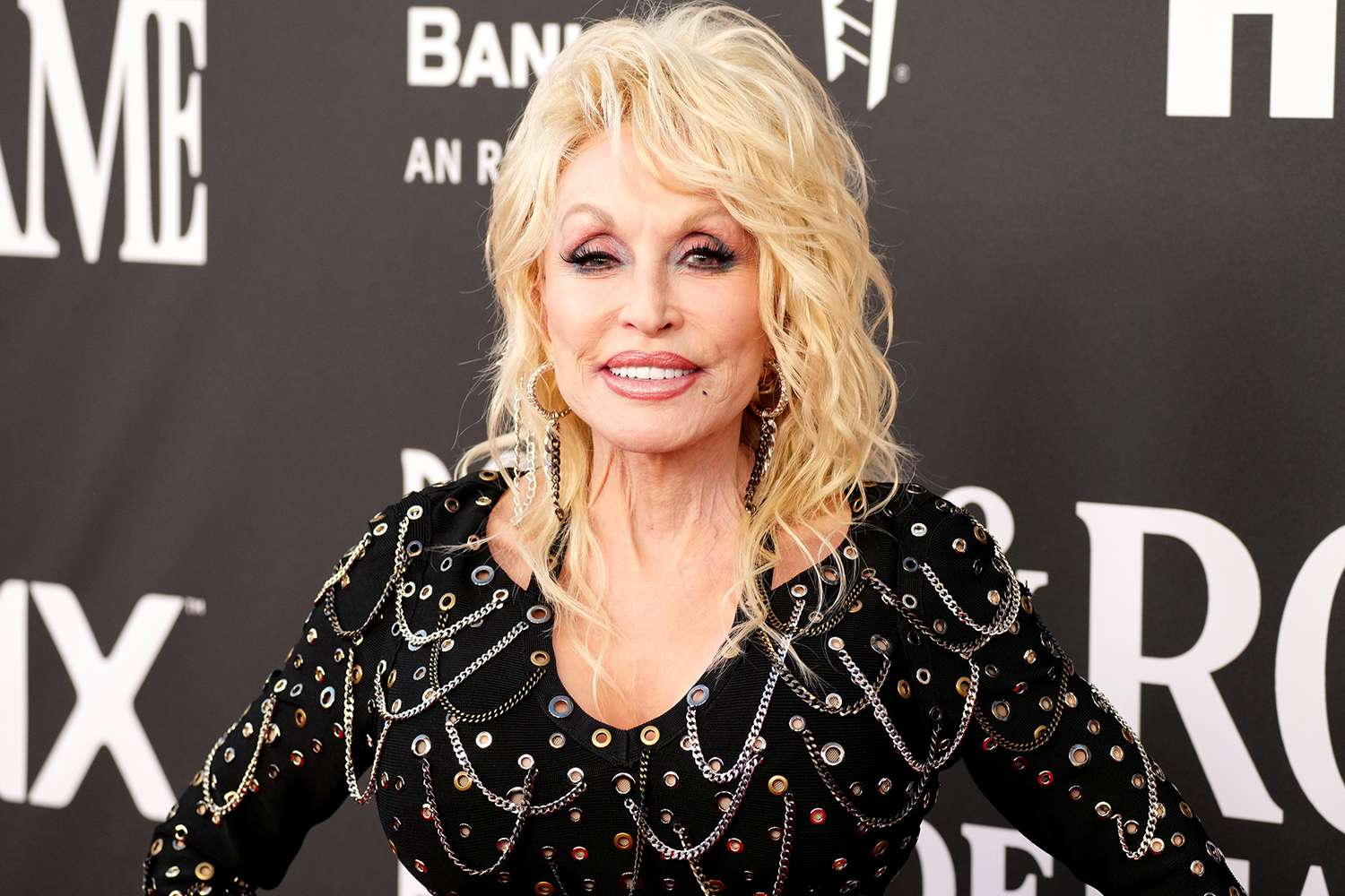 Dolly Parton sonriendo en el escenario durante una presentación