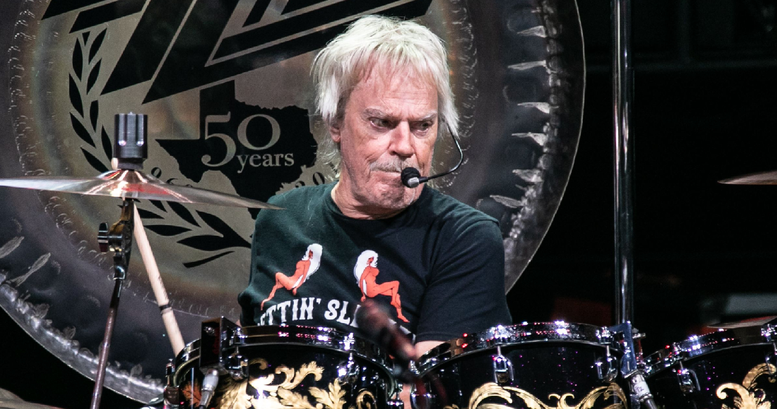 Preocupación en el rock: Frank Beard, baterista de ZZ Top, enfrenta problemas de salud y la banda frena sus shows 4 Frank Beard baterista de ZZ Top tocando la batería en concierto