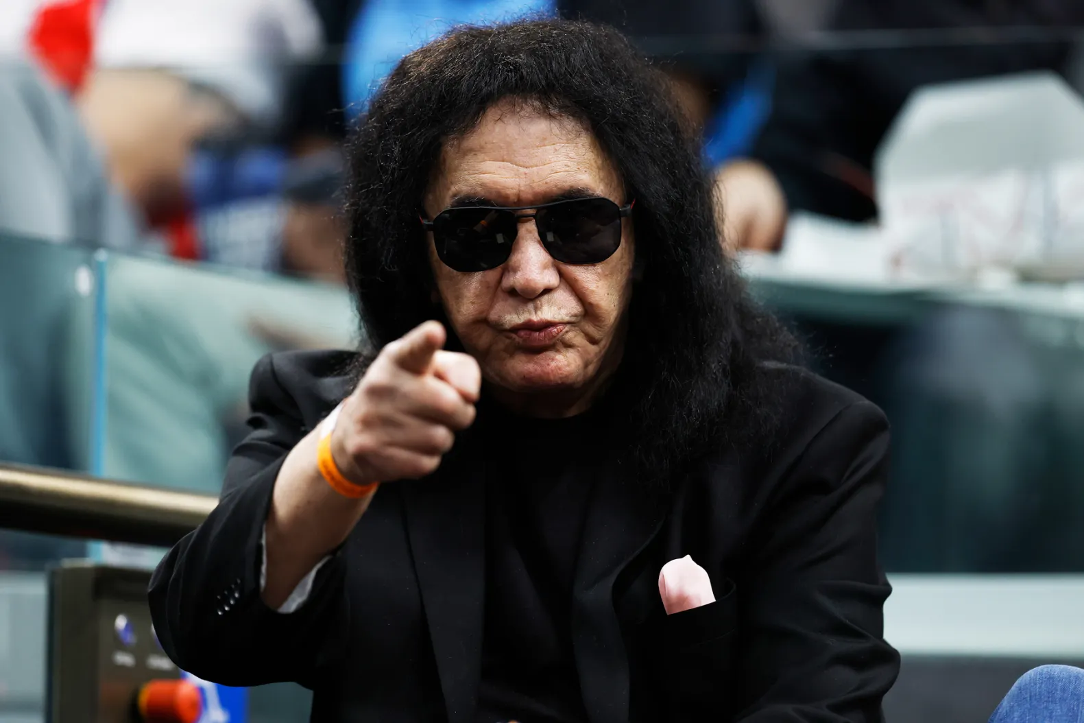 Gene Simmons tocando el bajo en vivo con su banda solista en concierto
