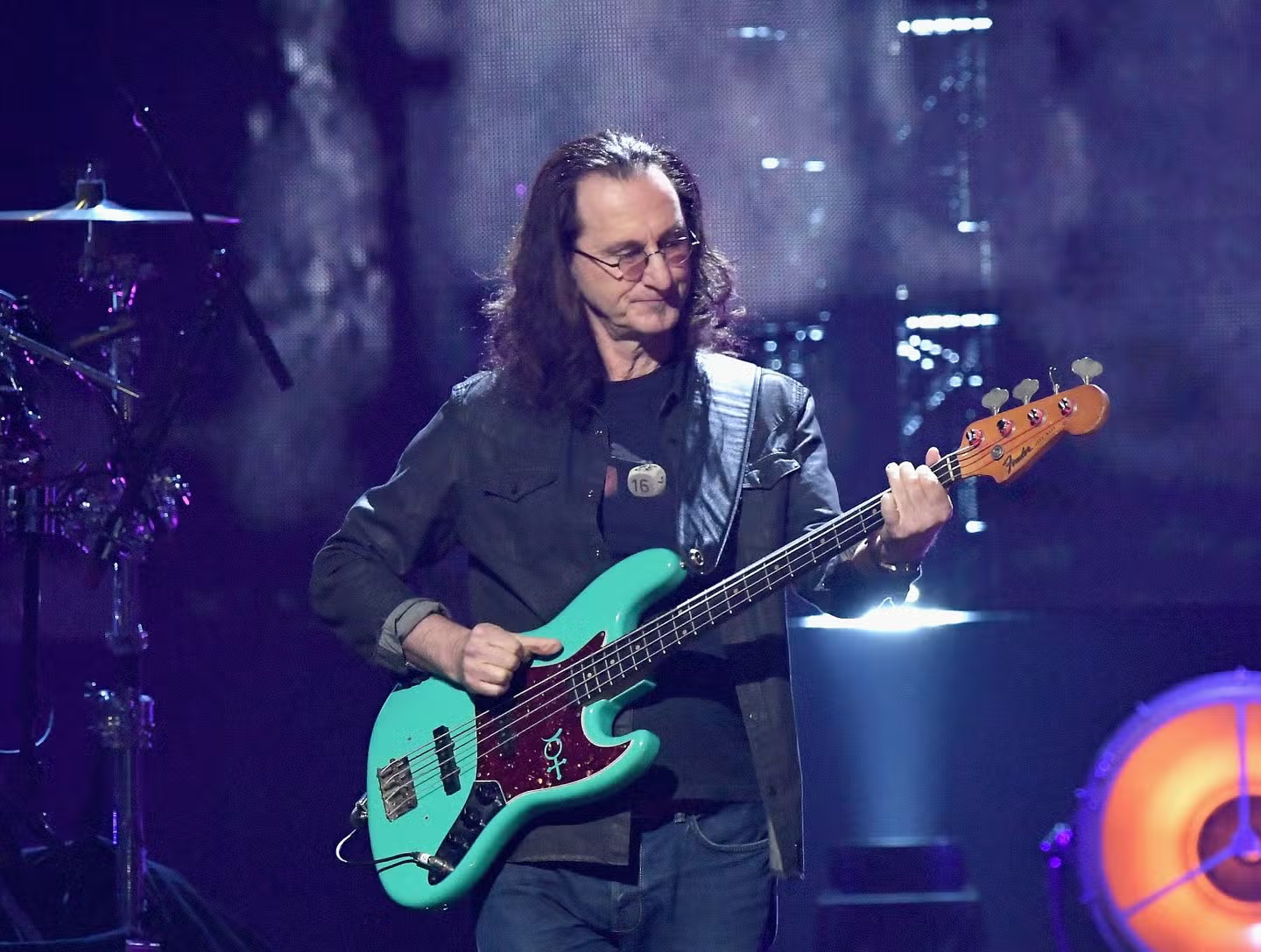 Geddy Lee cambia de opinión: Descarta nueva música de Rush y confiesa el desgaste físico tras su histórico regreso 3 Geddy Lee tocando el bajo en vivo durante el Fifty Something Tour