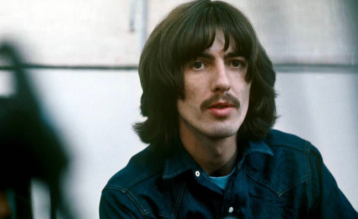 El día que George Harrison huyó de The Beatles para crear su mayor éxito: La historia detrás de ‘Here Comes the Sun’ 1 George Harrison tocando la guitarra acústica en 1969