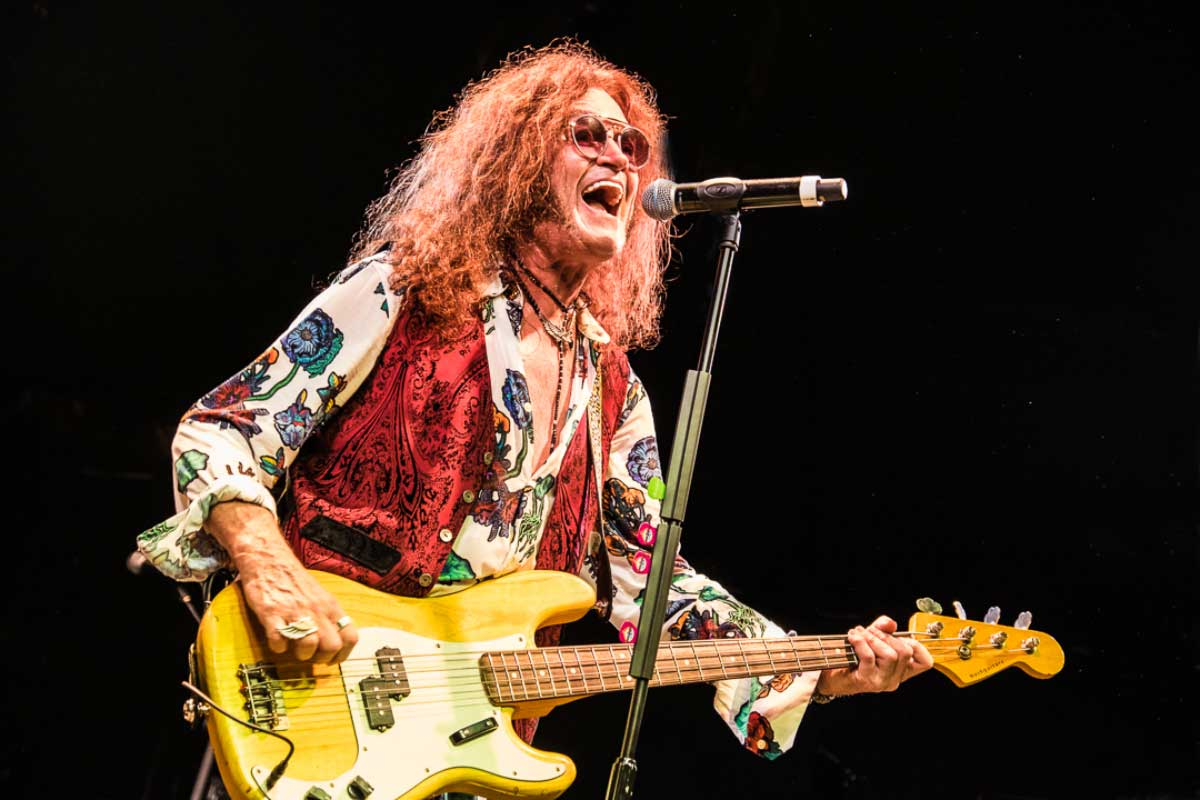 Glenn Hughes cantante y bajista de rock en su última gira en vivo