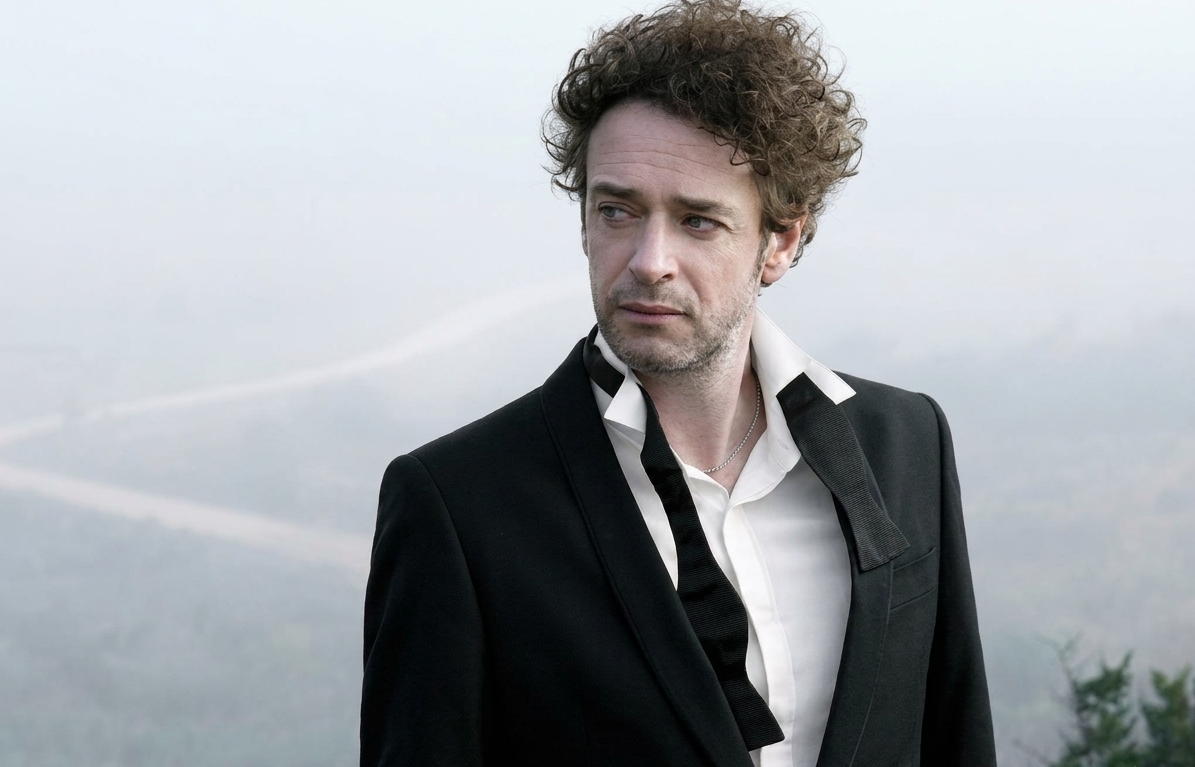 Eterno y presente: Gustavo Cerati cumpliría 67 años entre postales inéditas de su familia y un homenaje global 5 Gustavo Cerati cantando con su guitarra en vivo durante un concierto
