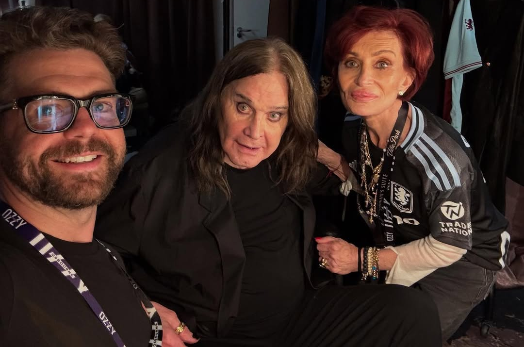 “Para los fans, sin pretensiones”: Jack Osbourne revela los avances de la esperada película biográfica sobre Ozzy y Sharon 7 Ozzy Osbourne y Sharon Osbourne en los años 80 junto a Jack Osbourne