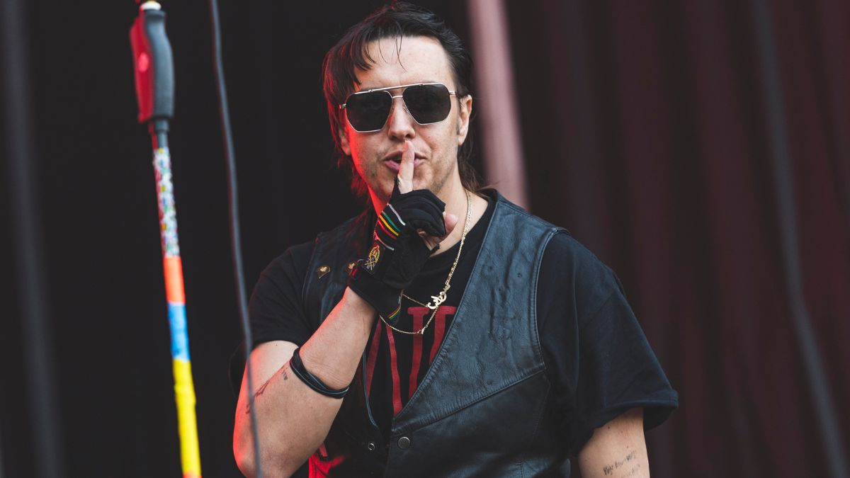 Julian Casablancas cantando en vivo con The Strokes en un festival