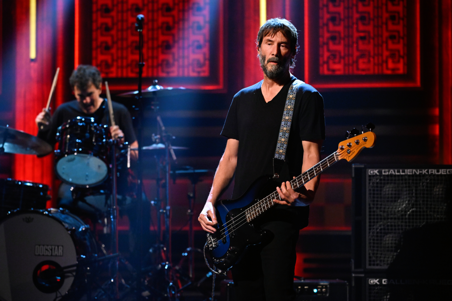Keanu Reeves y Dogstar conquistan el show de Jimmy Fallon con una potente interpretación de 'Joy' 3 Keanu Reeves tocando el bajo en vivo con su banda Dogstar en el show de Jimmy Fallon