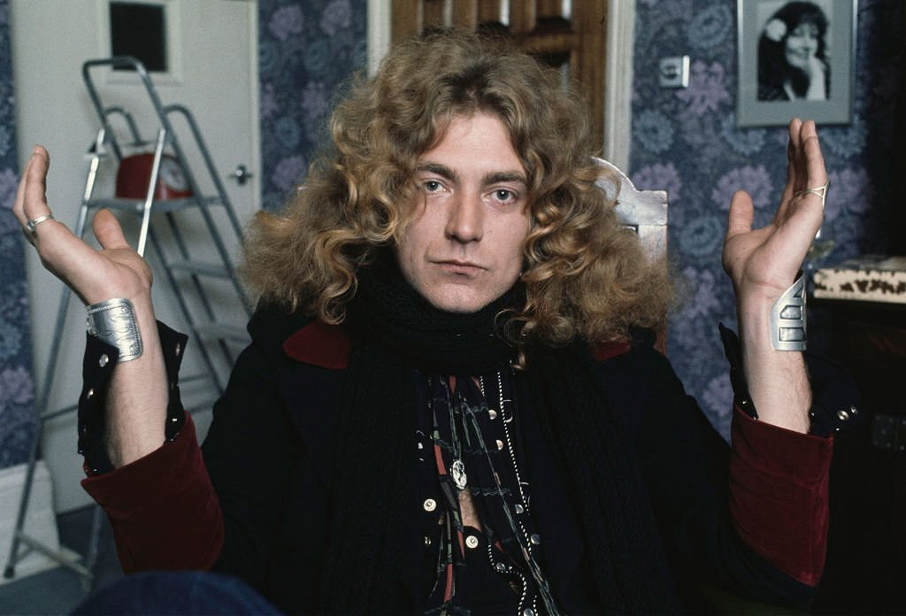 Robert Plant y su rotundo 'no' a Led Zeppelin: Prioriza su gira actual y rechaza vivir de la nostalgia 3 Robert Plant cantando en vivo en concierto con su proyecto solista