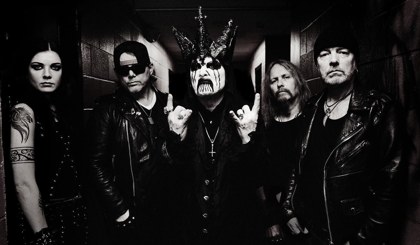 King Diamond cantando en vivo con Mercyful Fate en escenario