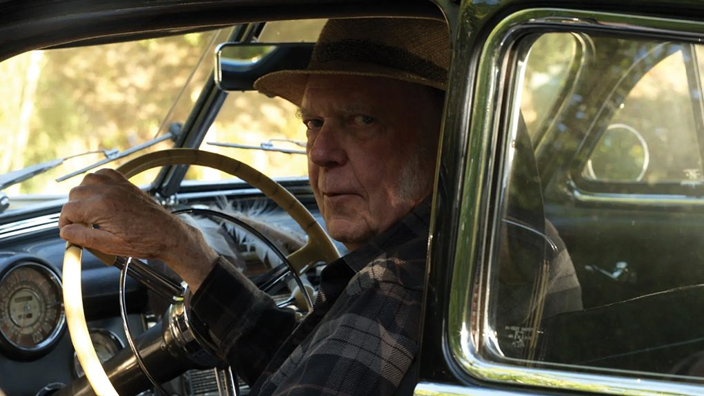 El retorno de un gigante: Neil Young anuncia su regreso a los escenarios junto a Willie Nelson y un nuevo álbum de estudio 7 Neil Young tocando la guitarra en vivo con su banda The Chrome Hearts
