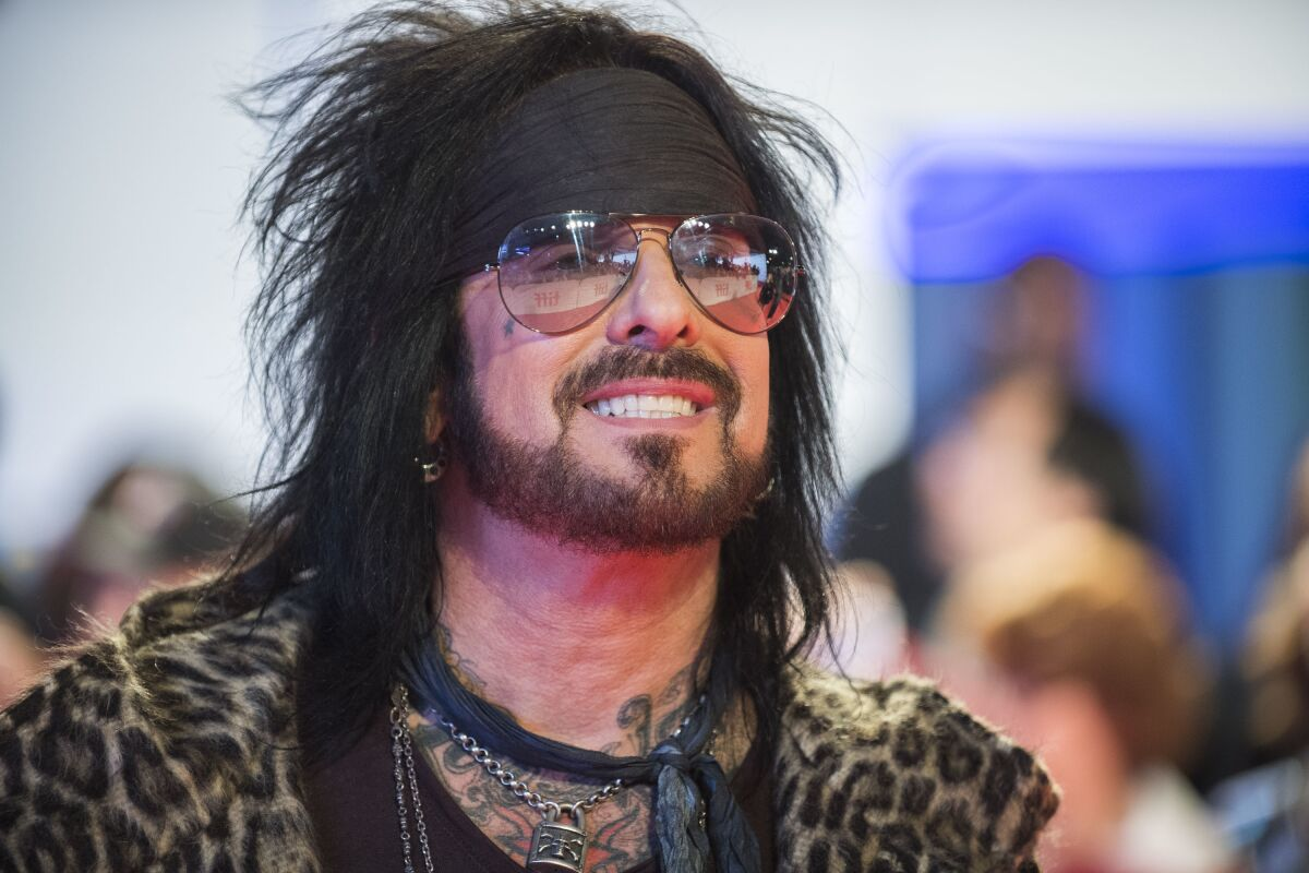 Nikki Sixx tocando el bajo en vivo con Motley Crue en concierto