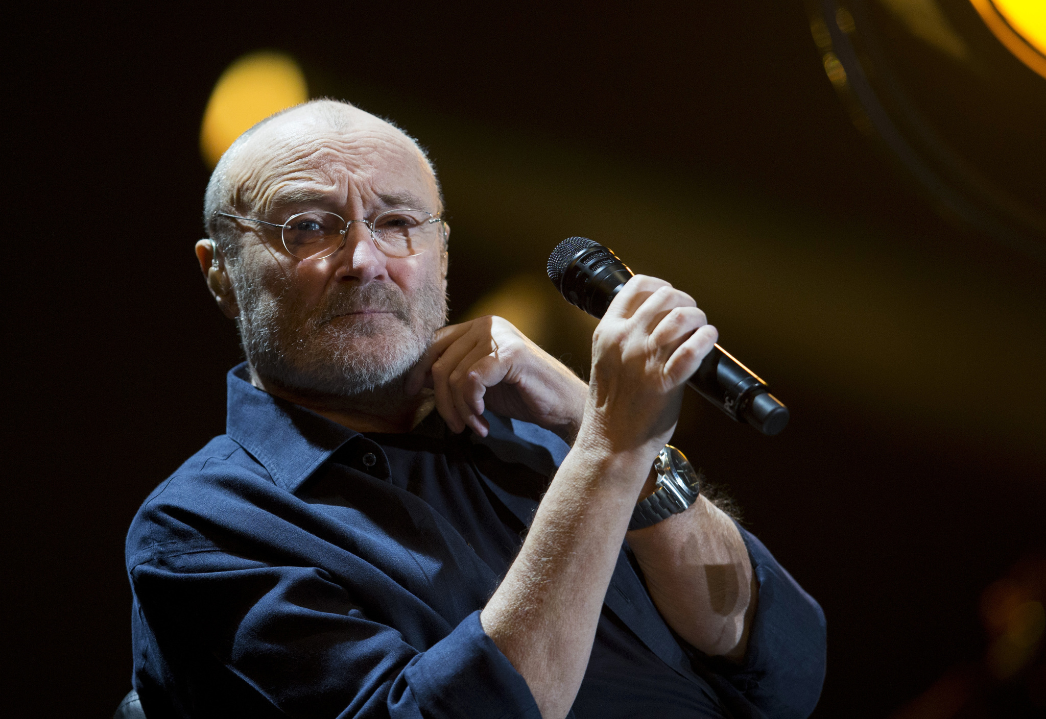 Phil Collins no descarta lanzar nueva música: Revela detalles de su salud, su batalla por sobrevivir y maquetas inéditas 1 Phil Collins en el estudio de grabación sonriendo
