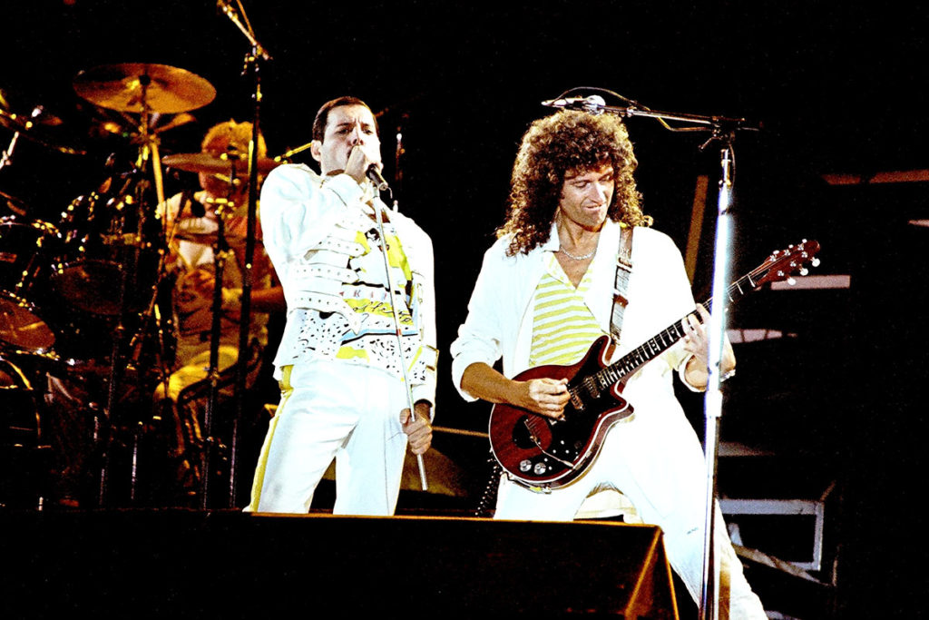 Freddie Mercury con su capa y corona real en el concierto de Queen en Knebworth Park 1986