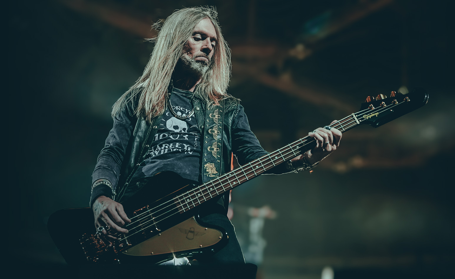 Rex Brown tocando el bajo en vivo junto a Pantera en el escenario circular M72 de Metallica