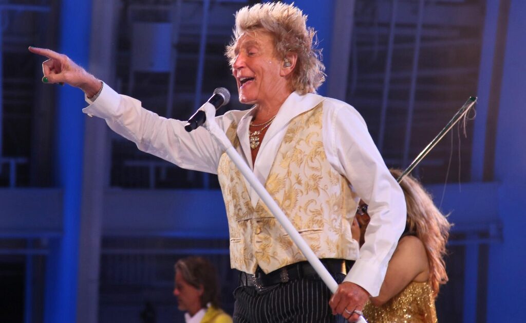 Alarma por la salud de Rod Stewart: Cancela segundo concierto consecutivo por cirugía de emergencia 1 Rod Stewart cantando en vivo en su gira mundial de despedida One Last Time