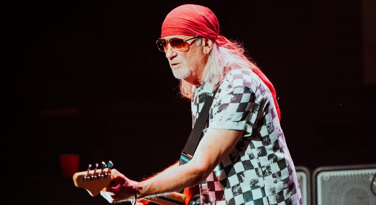 Roger Glover tocando Smoke On The Water con Deep Purple durante un concierto