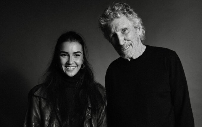 Roger Waters transforma 'Comfortably Numb' de Pink Floyd en un himno por Palestina junto a Mona Miari 10 Roger Waters y Mona Miari grabando la versión de Comfortably Numb Re-Imagined