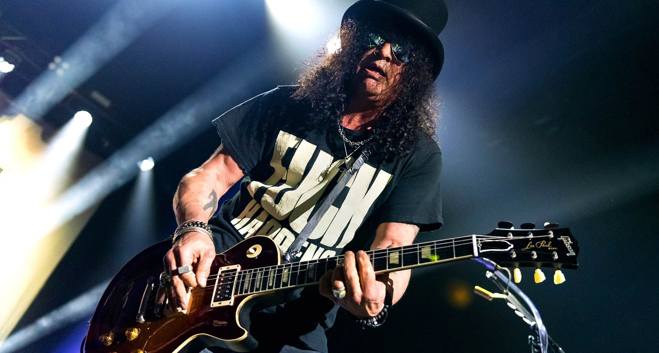 Slash tocando la guitarra Gibson Les Paul en un concierto de Guns N' Roses