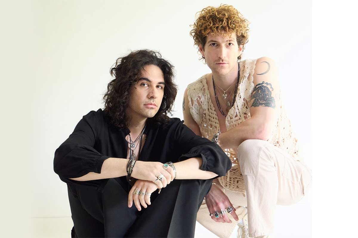 Evan Stanley y Nick Simmons en el escenario con su proyecto Stanley Simmons