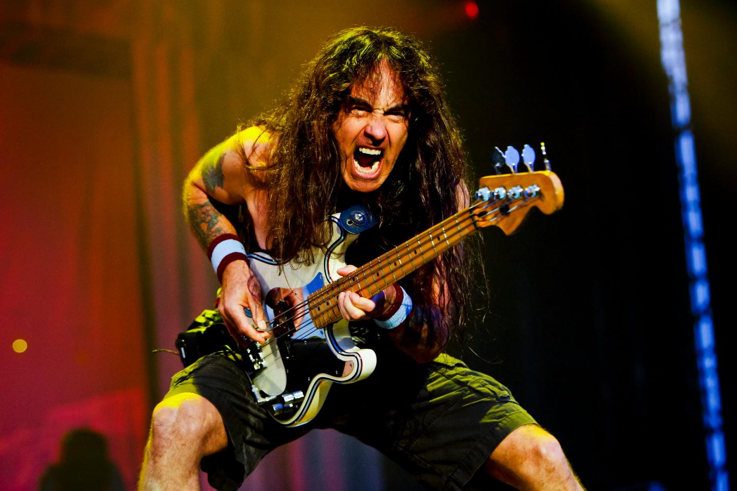 Steve Harris tocando el bajo con Iron Maiden en vivo