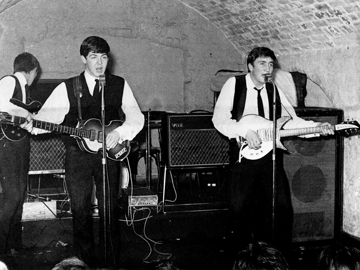 The Beatles tocando en el escenario del Cavern Club de Liverpool en 1963