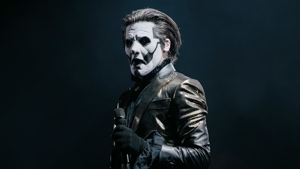 "Estaba en una camilla con suero intravenoso": Tobias Forge recuerda la severa intoxicación que canceló su show en México 1 Tobias Forge caracterizado como Papa V Perpetua de Ghost en concierto