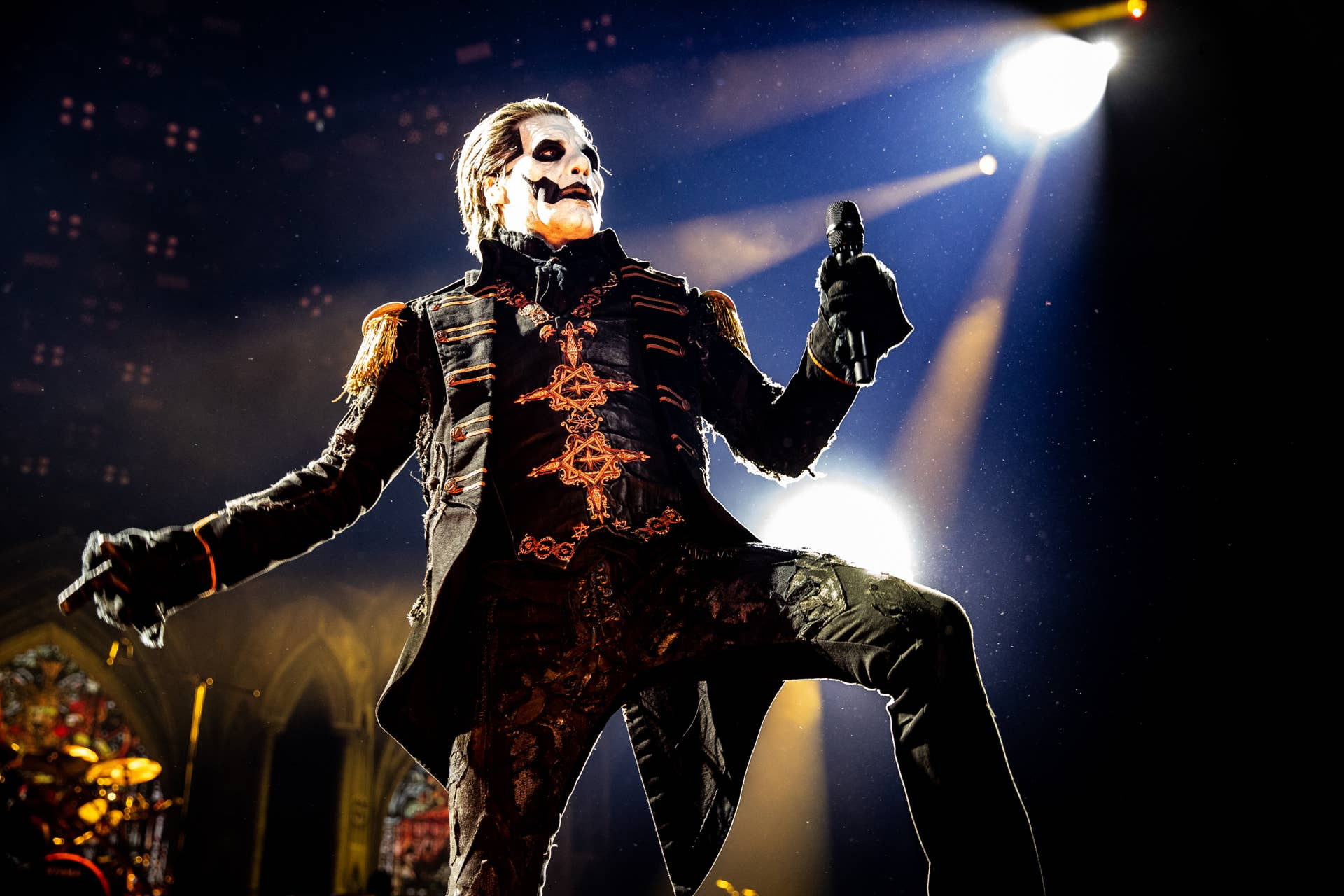 Tobias Forge como Papa V Perpetua en vivo durante el Skeletour de Ghost
