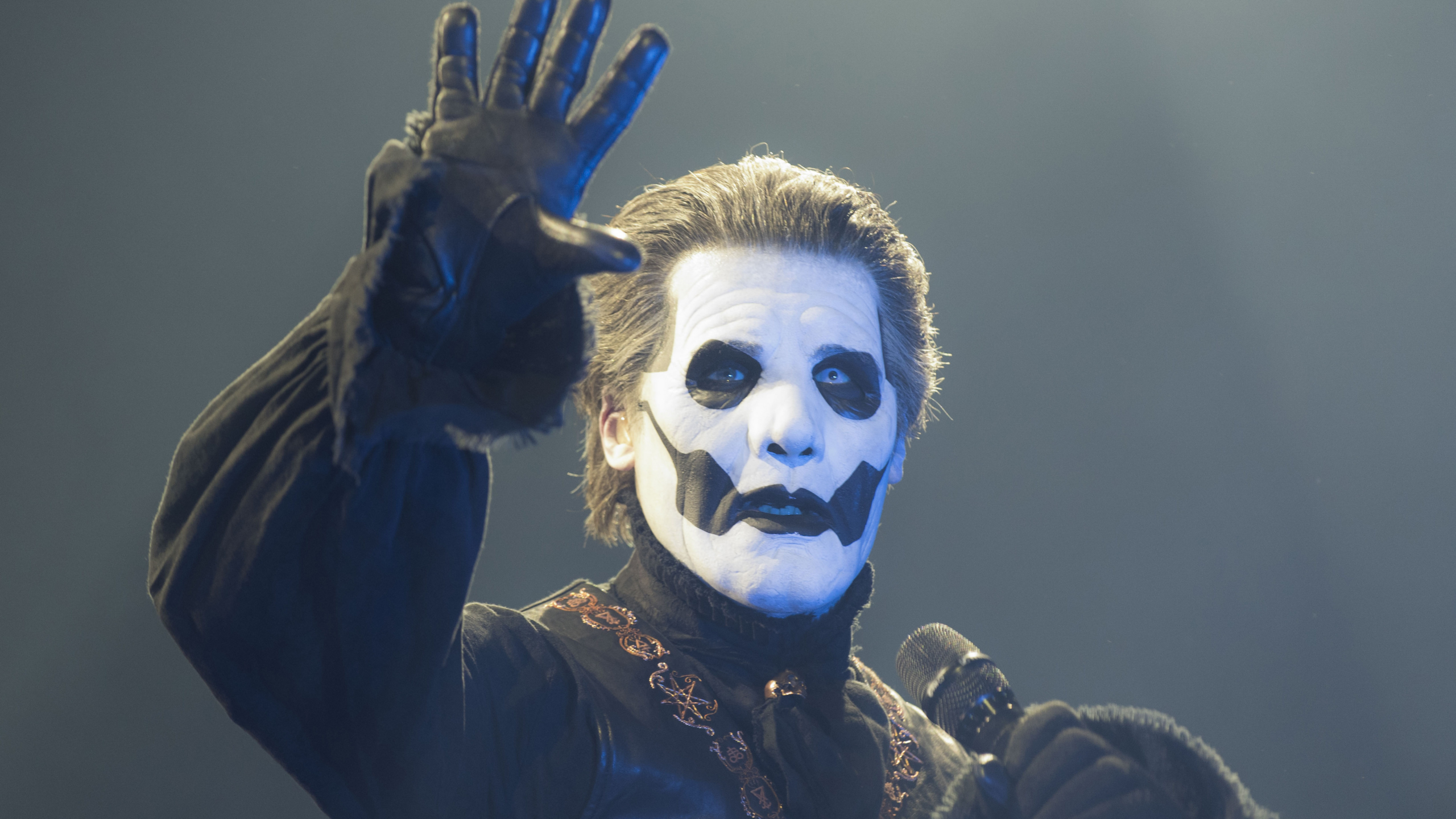 ACCEPT reúne a Tobias Forge (Ghost), Korn y Anthrax en 'Save Us': Todos los detalles de su monumental disco de 50° Aniversario 12 Wolf Hoffmann de ACCEPT junto a Tobias Forge de Ghost en la grabación de Save Us