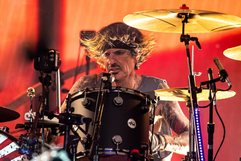 “¿Acaso no tengo voz?”: Tommy Lee estalla contra quienes le piden que “solo toque la batería” y deja un mensaje de unidad 2 Tommy Lee baterista de Motley Crue tocando la bateria en vivo