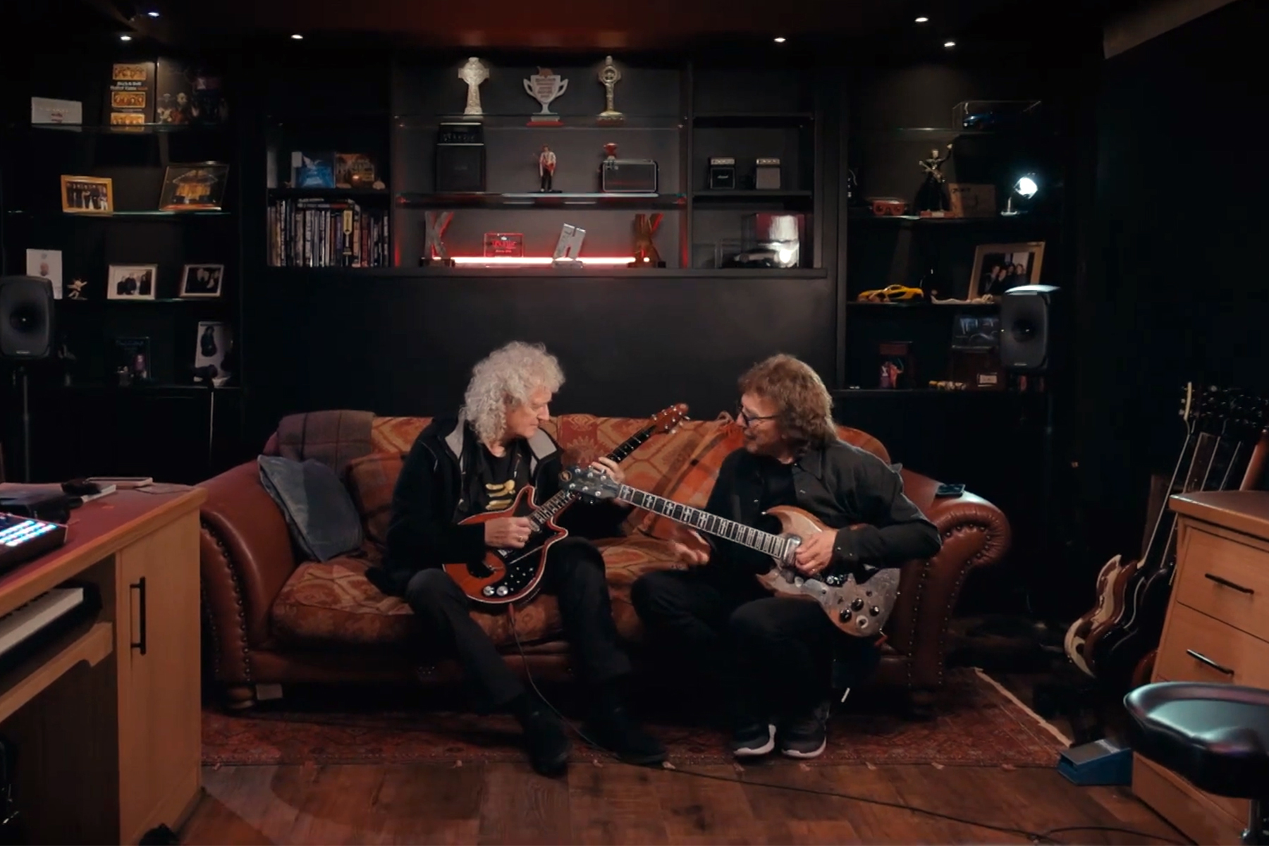 Tony Iommi y Brian May juntos de nuevo: El guitarrista de Black Sabbath detalla su nuevo disco 'From The Dark' 3 Tony Iommi de Black Sabbath y Brian May de Queen colaborando en el disco From The Dark