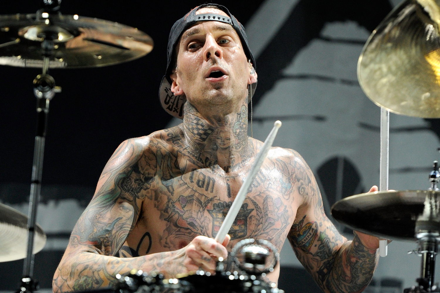 Travis Barker, Mark Hoppus y Tom DeLonge de blink-182 en el escenario